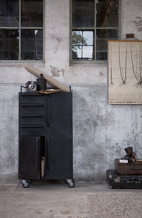BePureHome Black beauty kovová skrinka